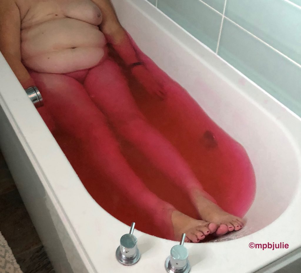 I'm in the bath, the water is red. 